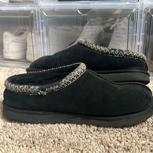 black ugg slippers size 6